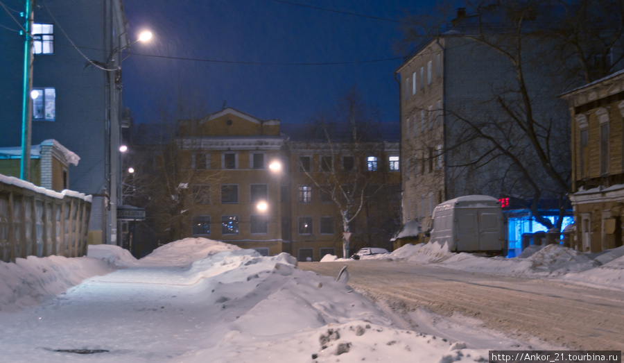 Окончание улицы Спасская как бы запечатано жилым сталинским домом, дальше пути нет.