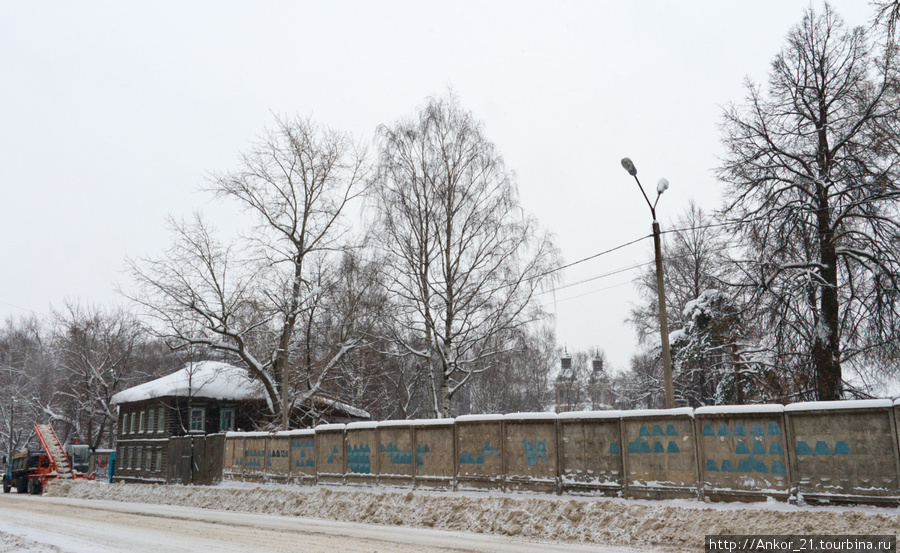Дом Лаптевой разрывает и одновременно замыкет собой длиннющий бетонный забор. Киров, Россия