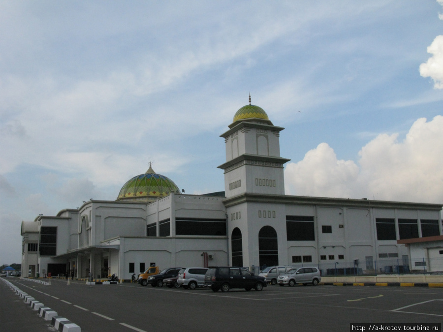 Это вообще говоря не мечеть, а аэропорт Банда-Ачех, Индонезия