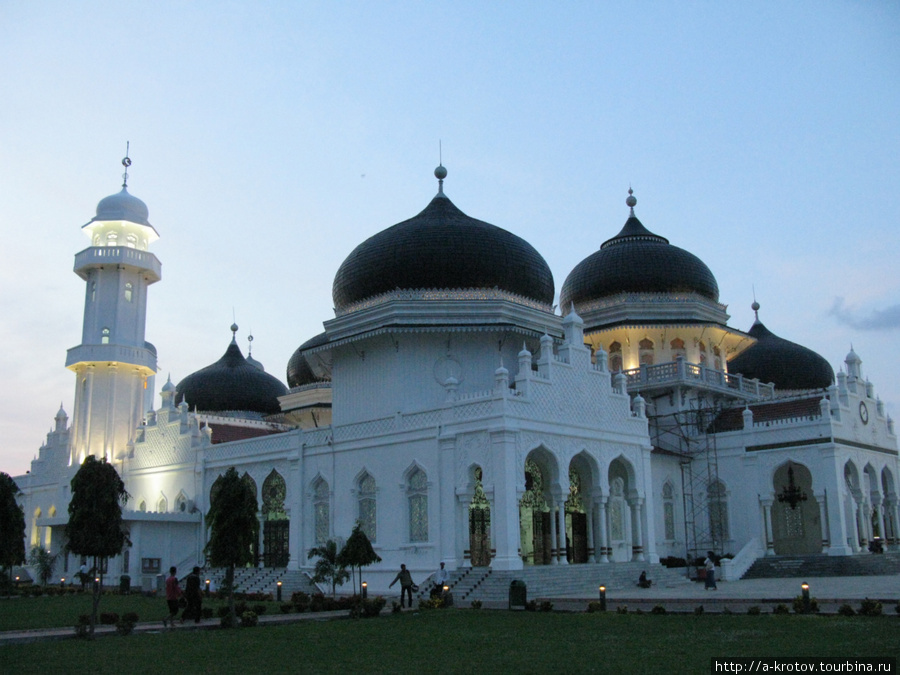 А это уже мечеть, главная мечеть и визитная карточка города (вечером) Банда-Ачех, Индонезия