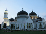А это уже мечеть, главная мечеть и визитная карточка города (вечером)