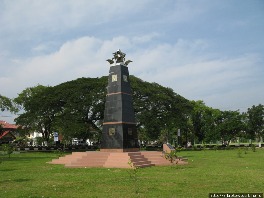 В городе много памятников, и почти все они — памятники цунами Банда-Ачех, Индонезия