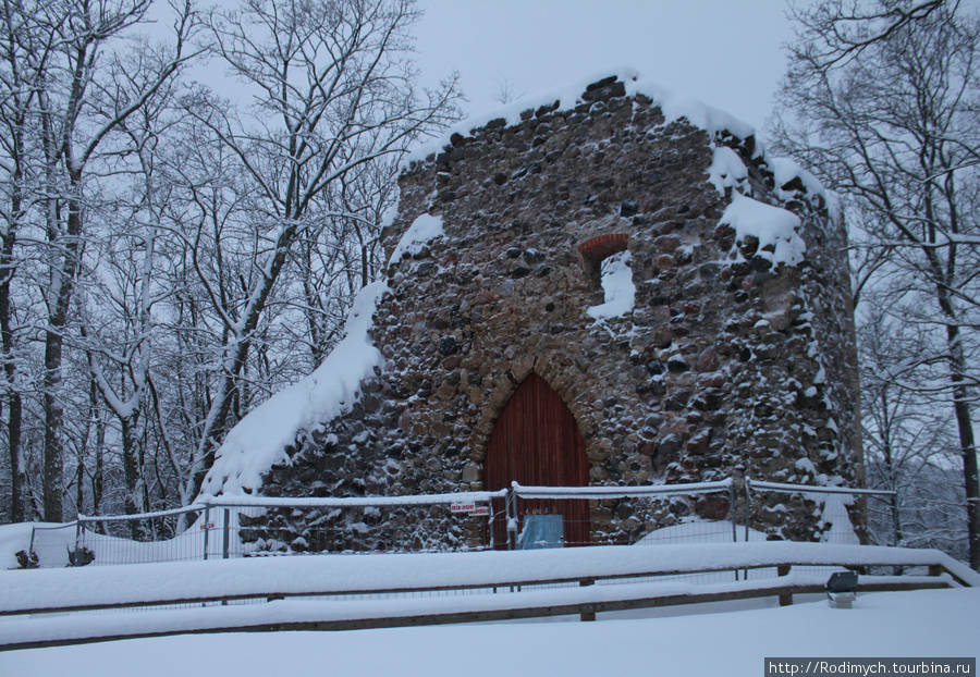 Старый и новый замки Сигулды зимой