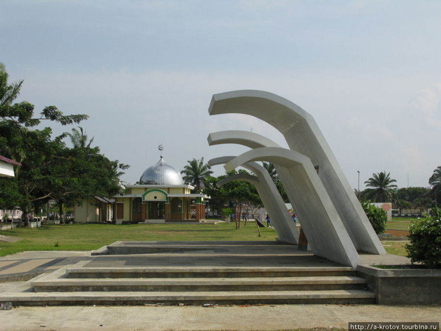 В городе много памятников, и почти все они — памятники цунами Банда-Ачех, Индонезия