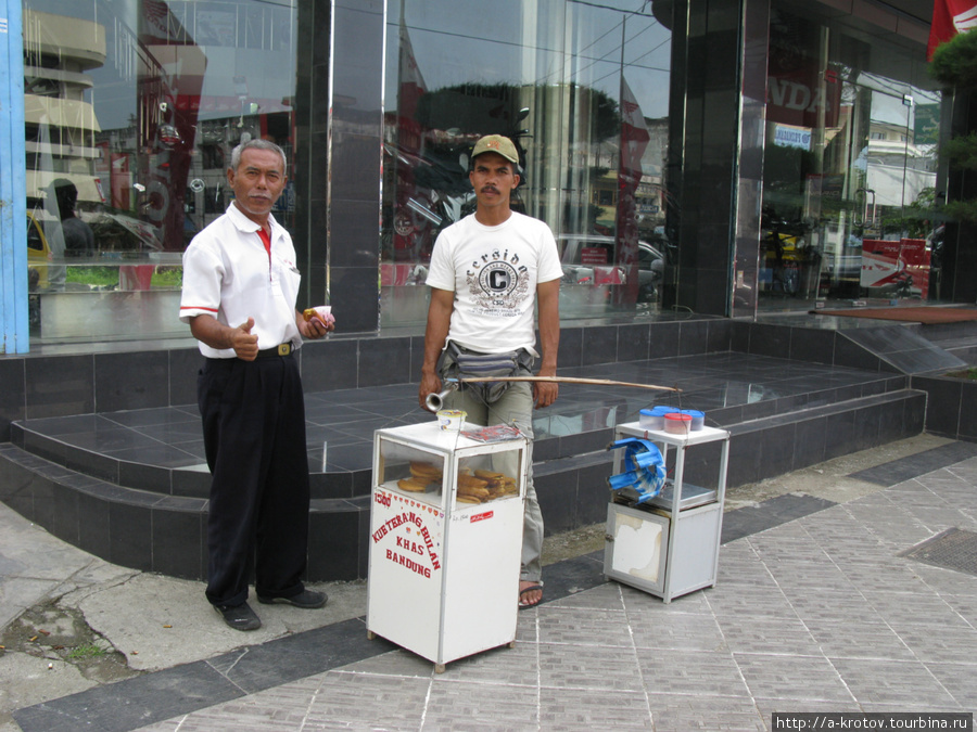 Переносной продавец еды с бибикалом Банда-Ачех, Индонезия