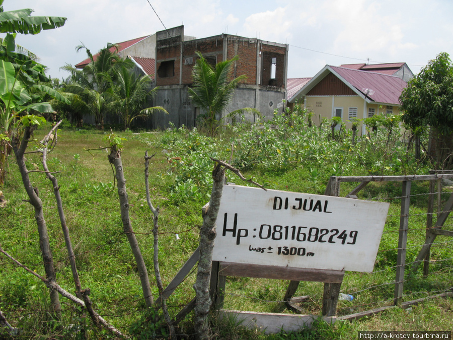 Поскольку 1/3 жителей города погибло во время цунами, многие земельные участки стоят пустые. Многие дома стоят до сих пор полуразрушенные, так как все жильцы погибли во время цунами Банда-Ачех, Индонезия