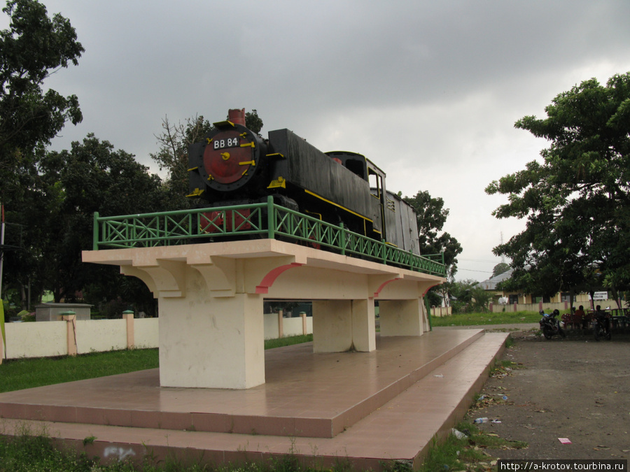 Единственный оставшийся в Ачехе паровоз. Железная дорога 40 лет как разобрана. Даже под паровозом рельсов нету Банда-Ачех, Индонезия