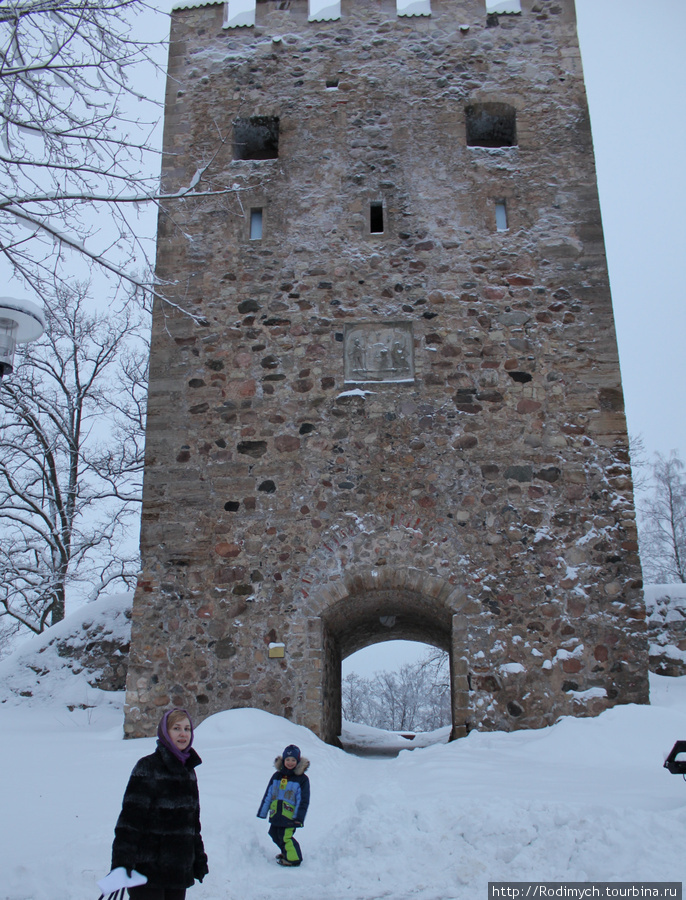 Старый и новый замки Сигулды зимой Сигулда, Латвия