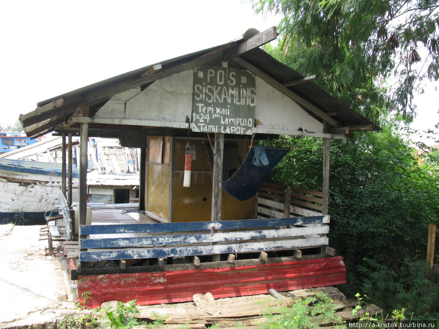 Клуб рыбаков, где они собираются вечерами по интересам (но не пьют) Банда-Ачех, Индонезия