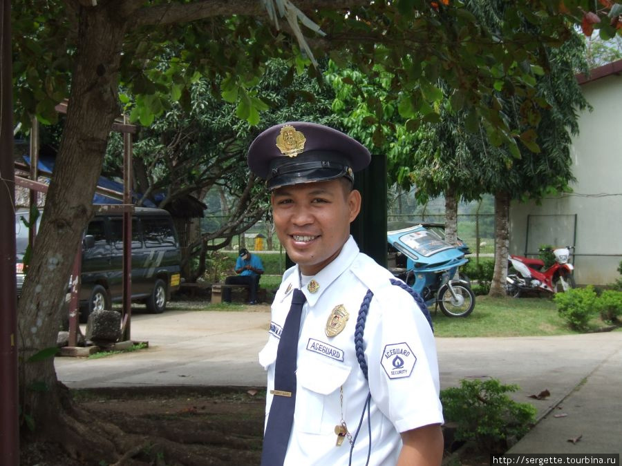 Увидев замешкавшихся иностранцев, бдительный полицейский поспешил нам помочь Пуэрто-Принсеса, остров Палаван, Филиппины
