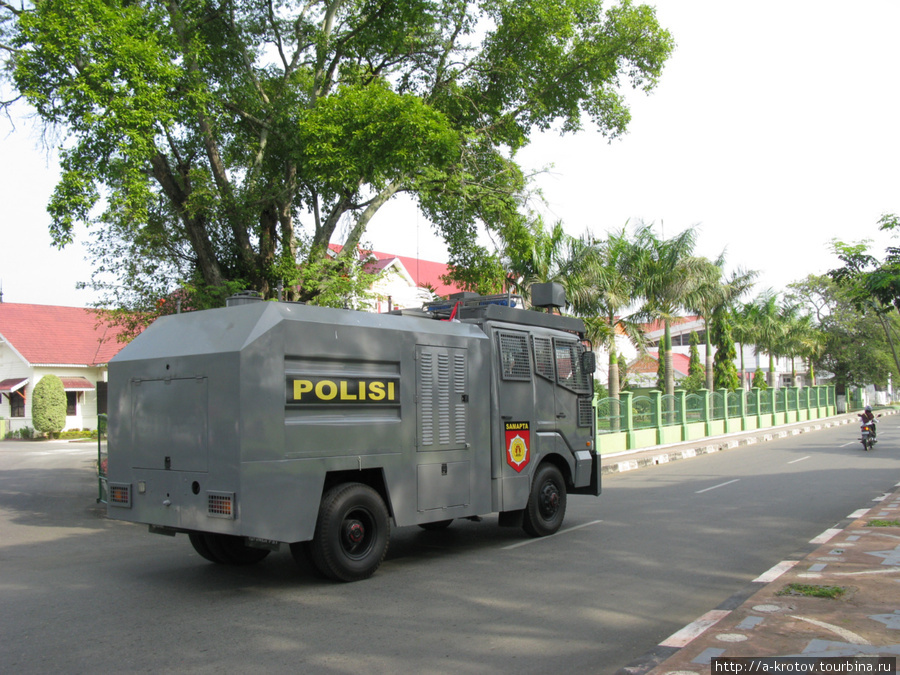 А в этой машине едут полицейские — но мы их не видим Банда-Ачех, Индонезия