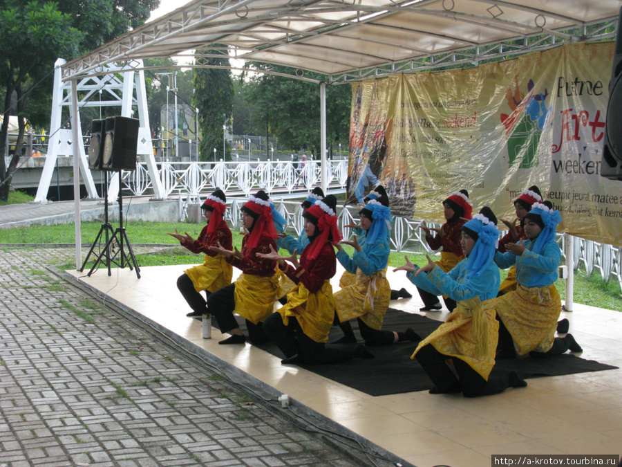 Это танцоры Банда-Ачех, Индонезия