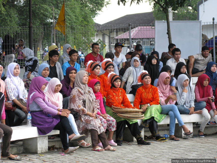 Это зрители (больше всего женщин пришло смотреть на танцы) Банда-Ачех, Индонезия