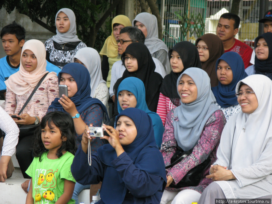 Это зрители Банда-Ачех, Индонезия