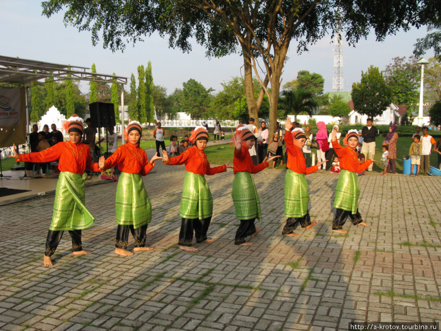 Это танцоры Банда-Ачех, Индонезия