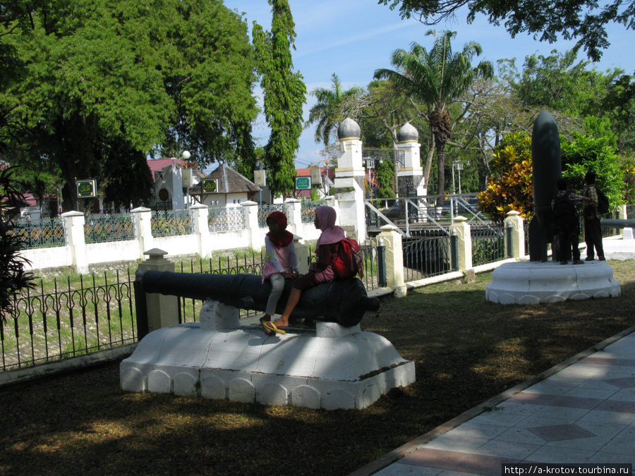 У гробницы Султана Искандер Муды Банда-Ачех, Индонезия