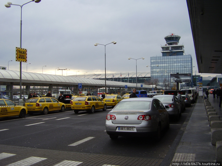 Стоянка такси при выходе из аеэропорта. Желтые — обычные, серые с фиксированной ценой. Прага, Чехия