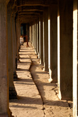 У стены Ангкор Вата