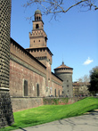 Замок Сфорца (Милан) расположен в центре города