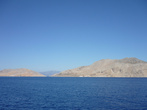 Вид пустынных берегов острова Сими с воды