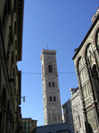 Неподалеку от Дуомо находится не менее заметная достопримечательность Флоренции — колокольня Джотто, имеющая высоту 84 метра