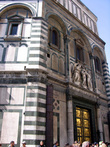 Баптистерий (крещальня) посвящён Иоанну Крестителю. Баптистерий является самым старым зданием площади Дуомо.