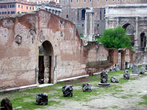 Одним из самых древних сооружений Рима является Римский Форум