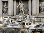 В центре фонтана Треви — фигура бога Нептуна в колеснице-раковине, запряженной морскими коньками