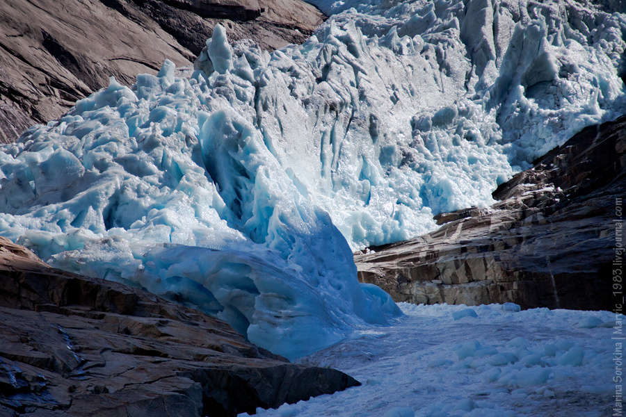 Еще совсем недавно на ледник водили экскурсии, теперь это стало опасно. Максимум можно подойти поближе, чтобы потрогать эту голубую холодную массу Норвегия