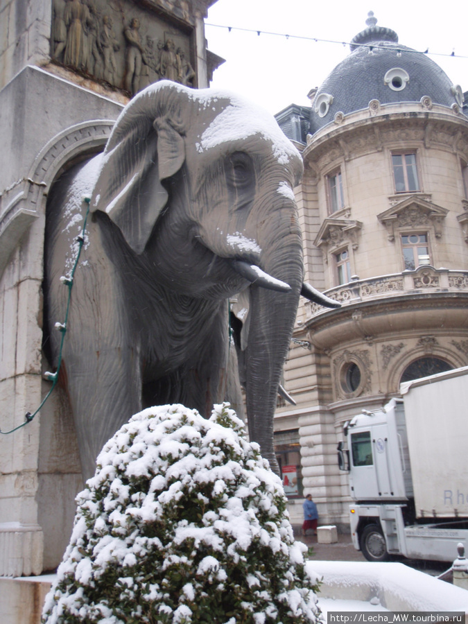 Fontaine des Elephants на Бульваре De la Colonne Шамбери, Франция