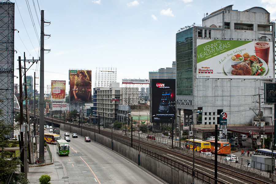Вид на железку уже со станции метро, подняться куда надо, чтобы купить билеты и спуститься на платформу Манила, Филиппины