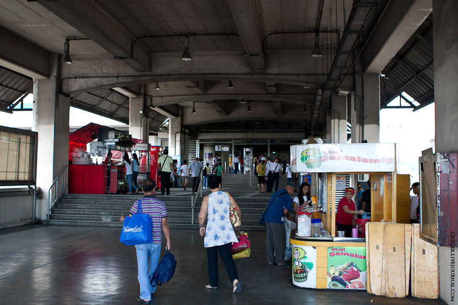 По пути к билетным кассам расположены вездесущие лотки с фастфудом — пончики, сиомаи, и прочая быстрая еда и напитки Манила, Филиппины