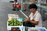 На улицах Манилы очень много продавцов зеленого манго. Его можно просто так купить, а можно купить вот такой цветочек, который делают продавцы. Стоит 15 песо, местные зачем то солят его, мне соленым не понравилось.