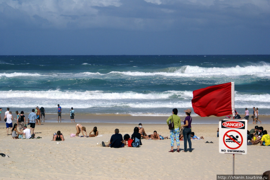 Пляж есть, а купаться на нем нельзя — шторм! Серферс-Парадайз, Австралия