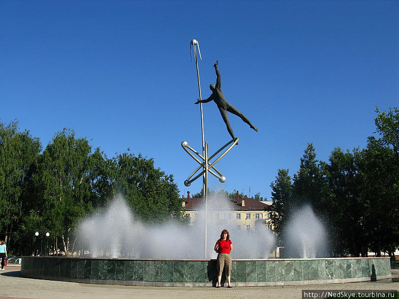 Вторая главная достопримечательность памятник покорителям космоса Йошкар-Ола, Россия
