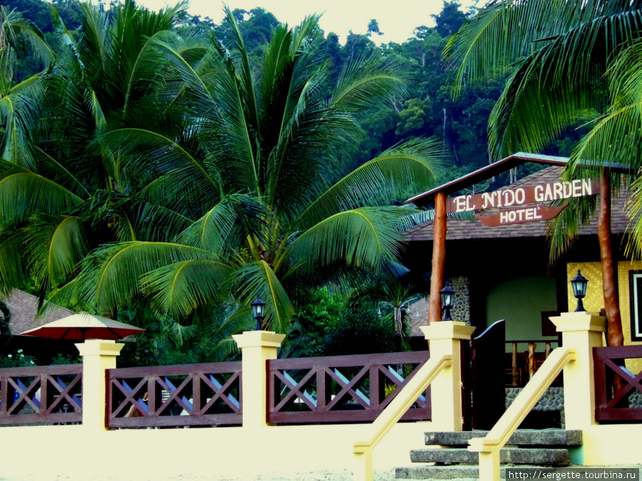 Из буржуйских отелей  ступеньки выходят прямо на пляж Эль-Нидо, остров Палаван, Филиппины