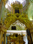 Иконостас Петропавловского собора имеет форму триумфальной арки- символ победы России в Северной войне