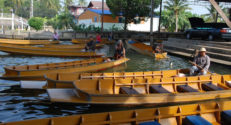 начало Дамноен Садуак (плавучий рынок), Таиланд