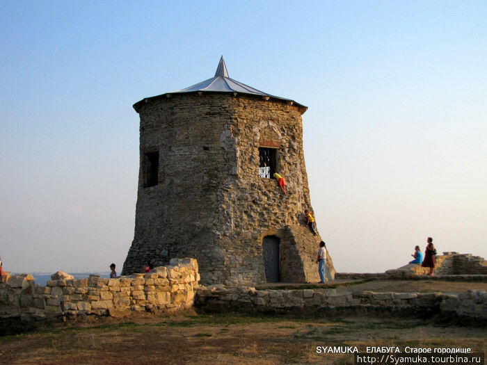 Одна из башен крепости, — единственная в своем роде постройка, уцелевшая от древней Волжской Булгарии. Елабуга, Россия