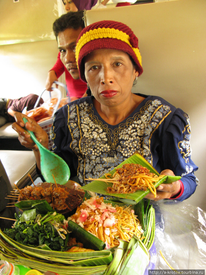 Продавщица варёных макарон со вкусностями Медан, Индонезия