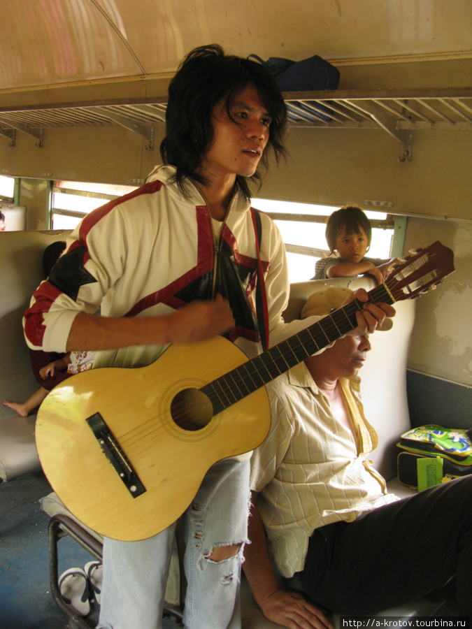 Музыканты в индонезийских поездах — не редкость. Похожи на наших неформалов в России Медан, Индонезия