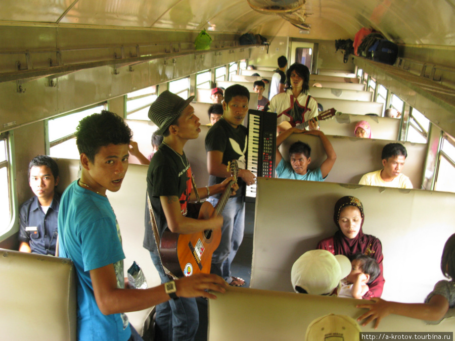 Музыканты в индонезийских поездах Медан, Индонезия
