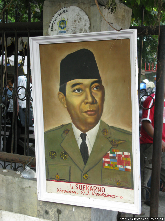 Бывший Президент (давно бывший. Портрет продаётся на барахолке) Медан, Индонезия