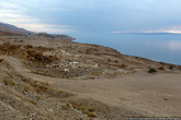 В Мёртвое море впадают несколько пересыхающих ручьёв и река Иордан. Только за последние 40 лет объём водотока сократился с 1,43 млрд кубометров в год до 100 млн.