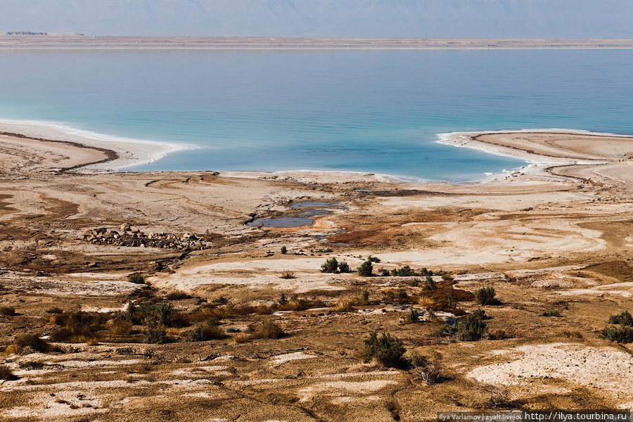 На протяжении последнего столетия природные ресурсы Мёртвого моря разрабатываются со всё нарастающей интенсивностью. Промышленная разработка минералов и использование 80 % впадающих в Мёртвое море притоков привели к резкому падению уровня грунтовых вод. Провинция Мадаба, Иордания