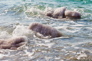 По официальным данным, в водах Мертвого моря растворены не менее 50 миллиардов тонн природных минералов.