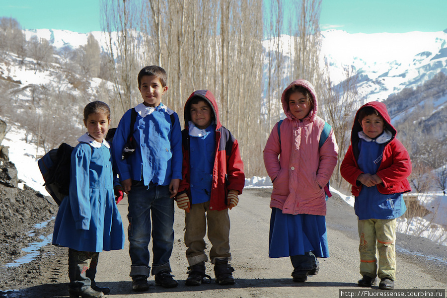 Школьники в Бахчесарае. Восточная Анатолия, Турция