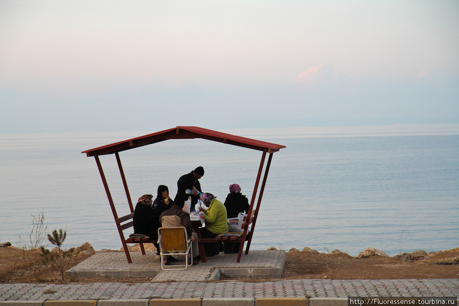 Озеро Ван, местные жители пикникуют на выходных. Восточная Анатолия, Турция