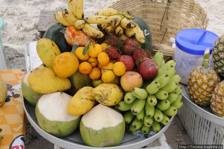так выглядят фрукты которые продают на пляже Таиланд