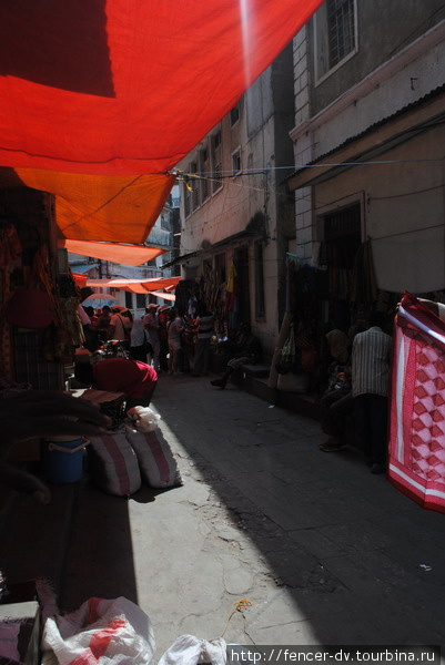 Рынок раскинулся и на прилегающие улочки Остров Занзибар, Танзания